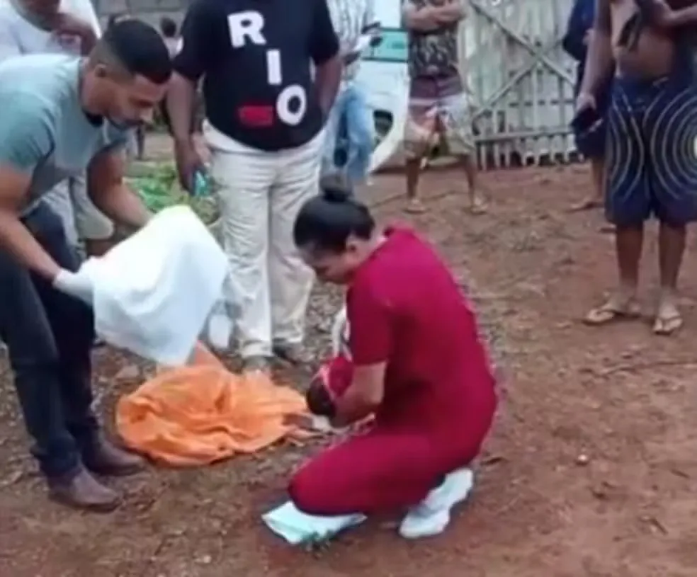 Recém-nascido foi encontrado em lote vago com parte da orelha e das mãos amputados após ser abandonado em Angelândia, no Vale do Jequitinhonha — Foto: Reprodução 