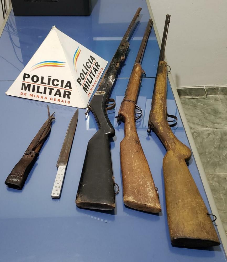 Homem foi preso com diversas armas após tentar matar o próprio filho — Foto: Polícia Militar/Divulgação