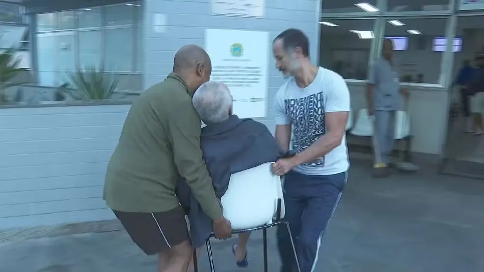 Idoso carregado em cadeira em hospital público de BH — Foto: Reprodução/TV Globo