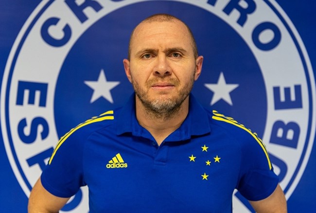 Mozart, de 41 anos, assinou contrato até o fim da Série B