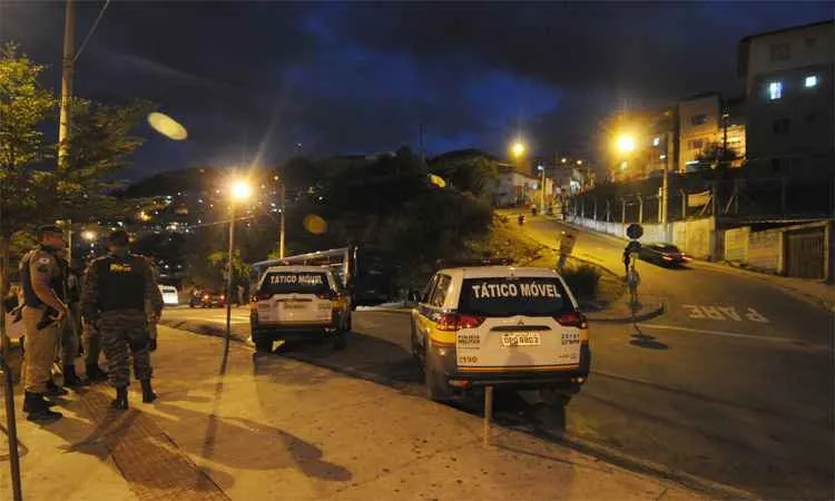 Homem é morto após briga de trânsito na Praça do Cardoso, no Aglomerado da Serra em BH