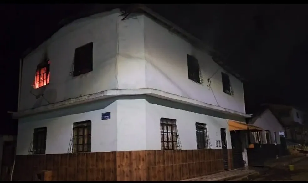 Casa também foi atingida pelas chamas — Foto: Reprodução