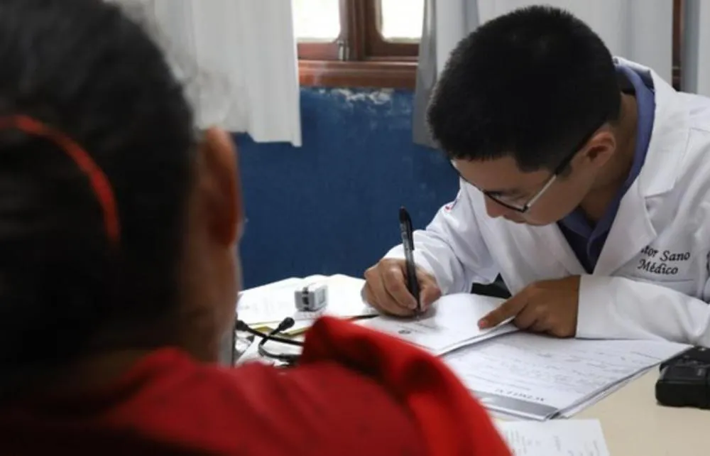 O edital mais recente bateu recorde de inscrições, com mais de 45 mil candidatos interessados. Fonte: Brasil 61 - https://brasil61.com/n/mais-medicos-2025-1-6-mil-municipios-vao-receber-profissionais-selecionados-em-ultimo-edital-pdms252950