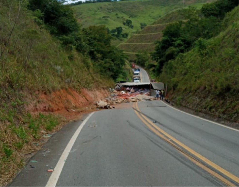 A carreta estava carregada com cargas diversas.