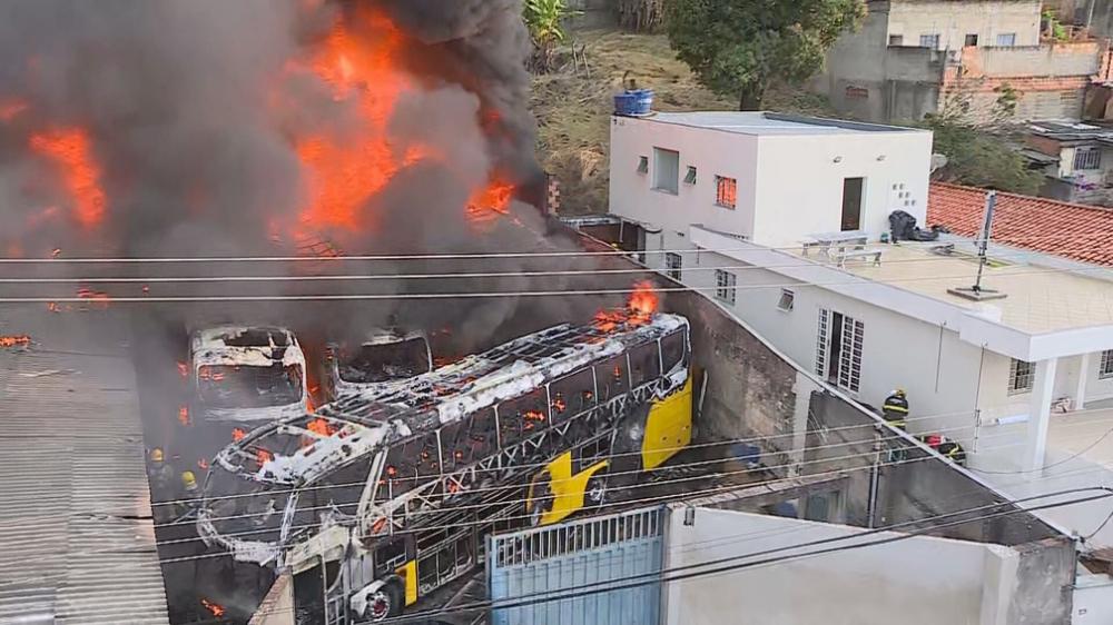 Incêndio atinge garagem de ônibus no bairro Aparecida, na Região Noroeste de BH
