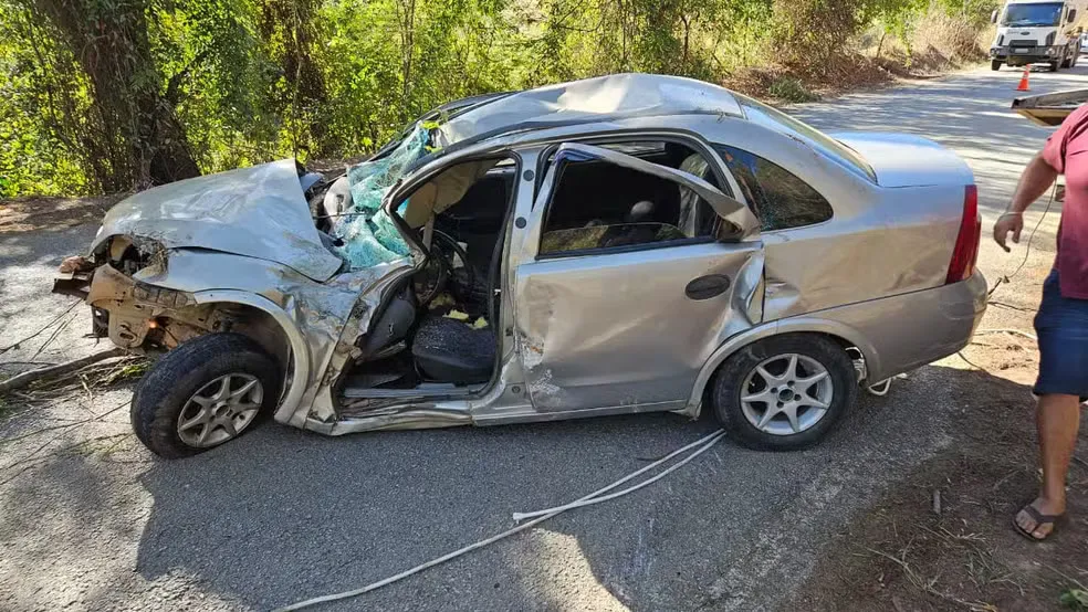 Carro onde as vítimas estavam — Foto: Polícia Militar Rodoviária 