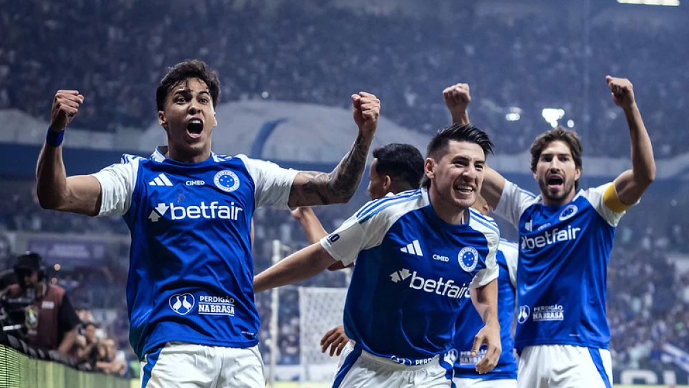 Jogadores do Cruzeiro comemoram gol de Kaio Jorge sobre o Atlético; Foto Gustavo Aleixo/Cruzeiro