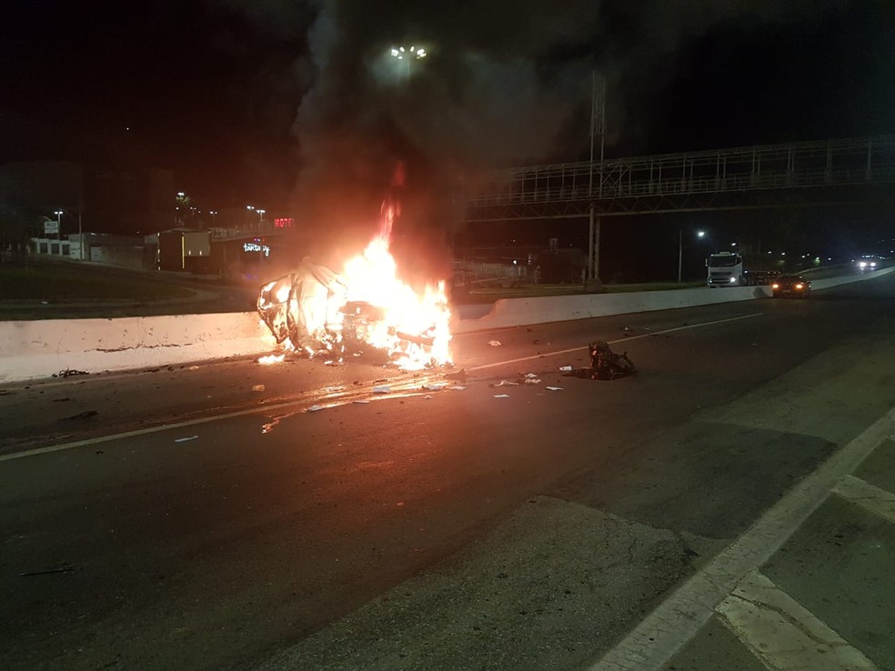 Carro pega fogo após acidente no Anel Rodoviário em BH. Duas pessoas morreram