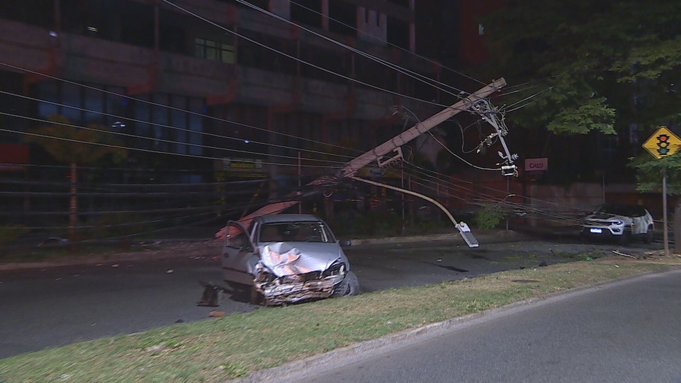 Motorista com suspeita de embriaguez derruba dois postes em avenida de BH