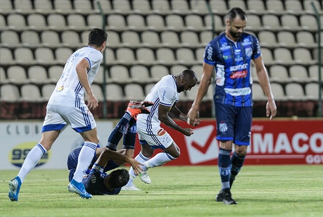 De cabeça, Manoel marcou o primeiro gol do Cruzeiro, aos nove minutos do segundo tempo