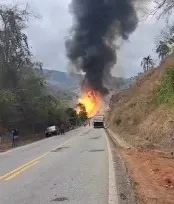 Carreta carregada de botijões de gás pega fogo e explode na MGC-120 entre Santa Maria de Itabira e Ferros