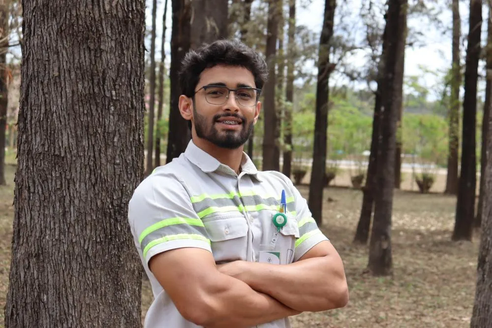 Pedro Arthur Oliveira, estagiário de Engenharia Florestal, destaca o ambiente diverso e inclusivo do Programa Profissional do Futuro da CENIBRA.