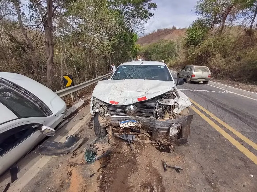 Veículos envolvidos no acidente — Foto: Polícia Militar Rodoviária