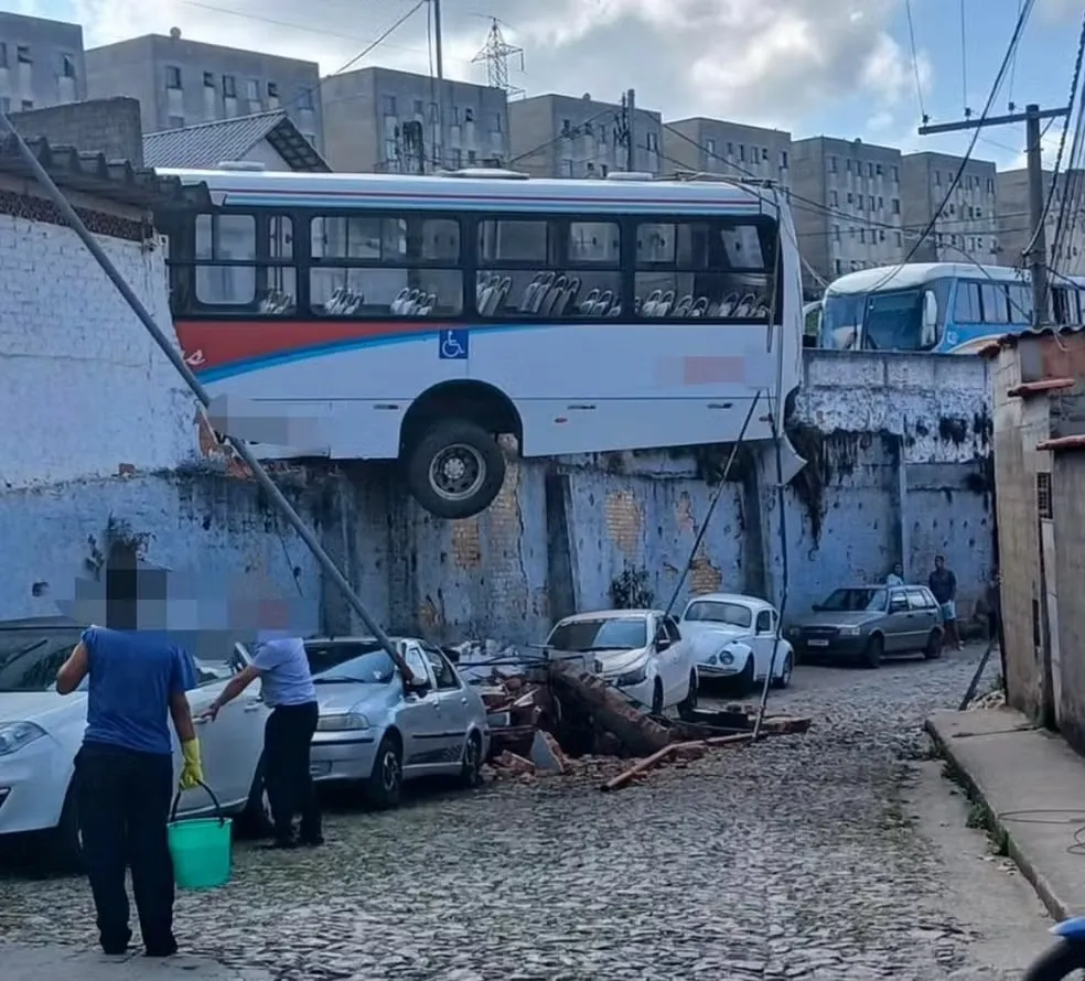 Ônibus fica pendurado em muro após mecânico passar mal durante manobra em Barbacena — Foto: Redes Sociais