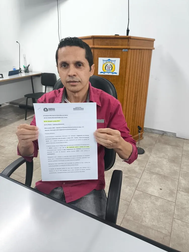 Vereador Luciano Silva segura ofício enviado à Casa Legislativa pela deputada estadual Andreia de Jesus