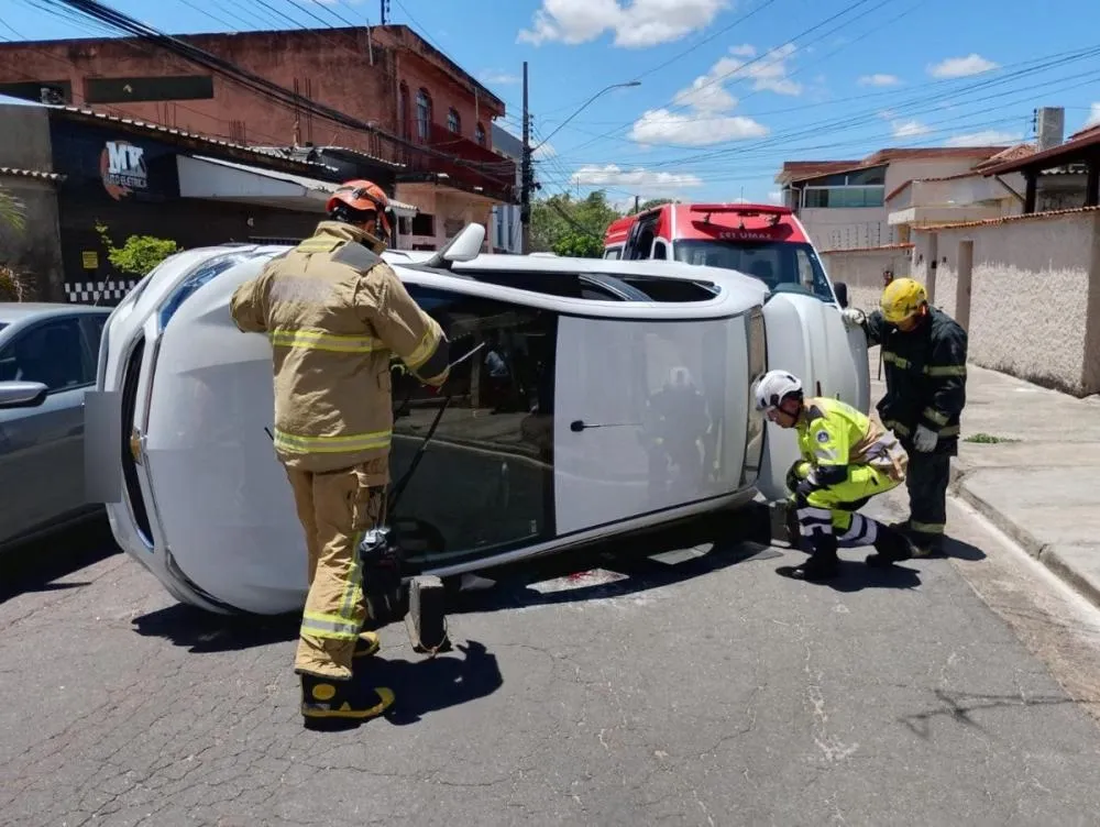 Idoso sofre mal súbito e tomba carro em Contagem