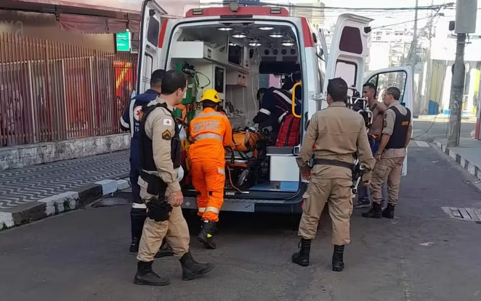 Pintor sofre descarga elétrica, transformador explode e provoca apagão em Passos (MG)