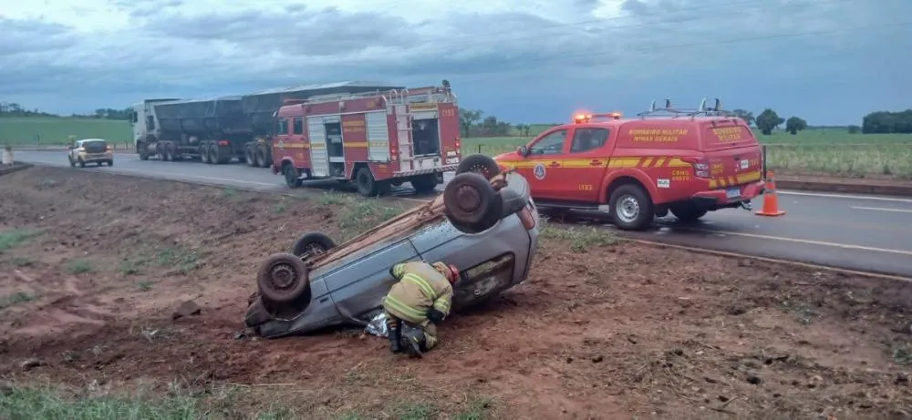 Mulher morre em capotamento de Fiat Uno na LMG-799, entre Uberaba e Conceição das Alagoas
