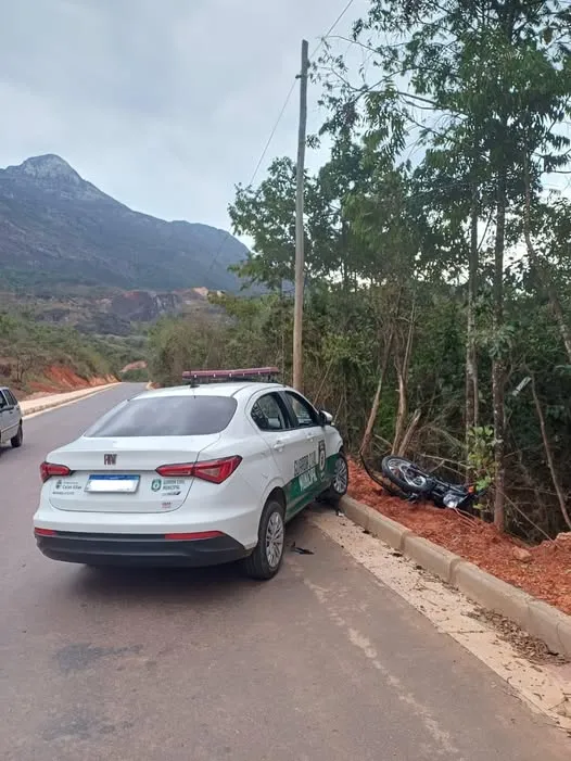 Homem faz manobras perigosas, tenta fugir e é preso após bater em viatura em Catas Altas