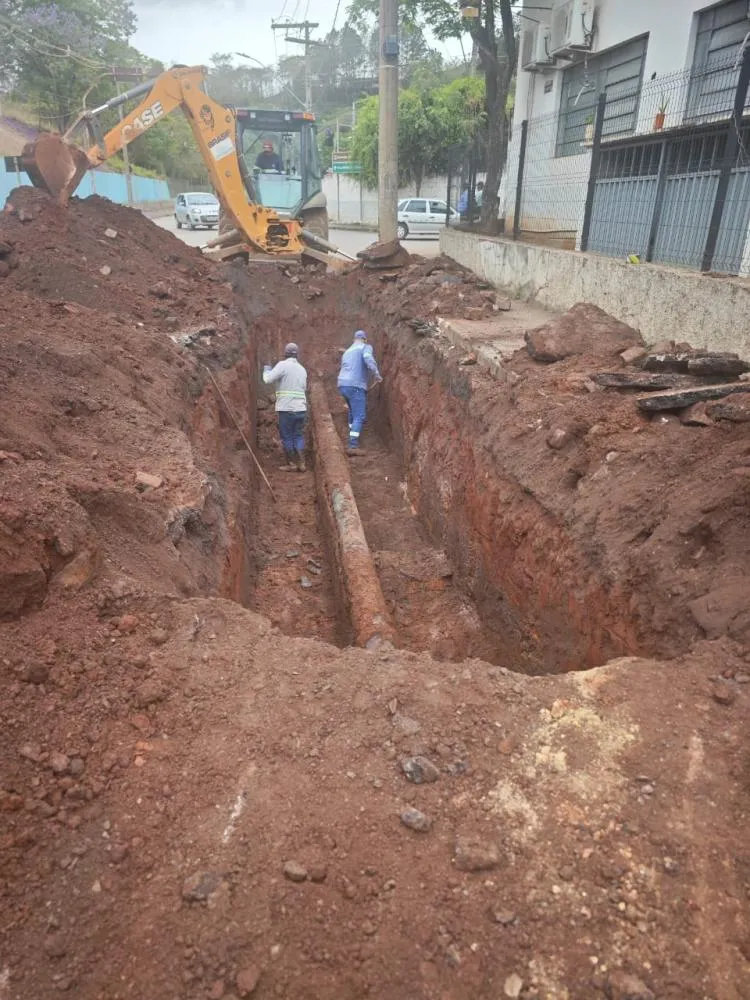 Rompimento de adutora afeta abastecimento em quatro bairros de Itabira