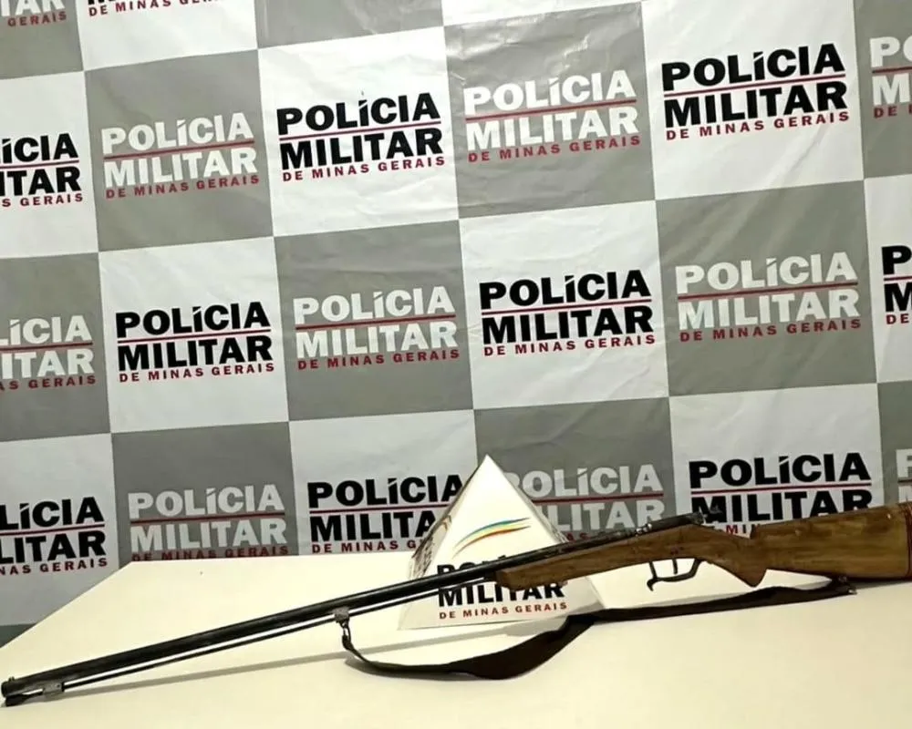 Polícia apreende espingarda artesanal abandonada em trilha de Santo Antônio do Rio Abaixo