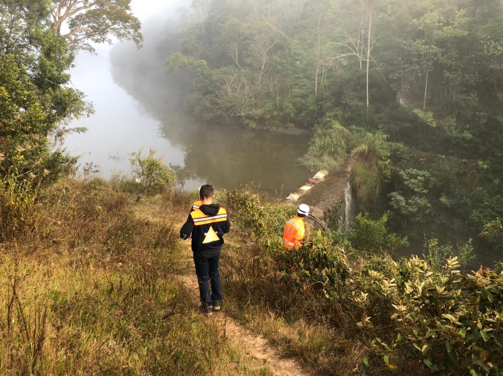 Defesa-civil, Corpo de Bombeiros e prefeitura do Serro vistoriam barragem que corre risco de rompimento. — Foto: Defesa Civil