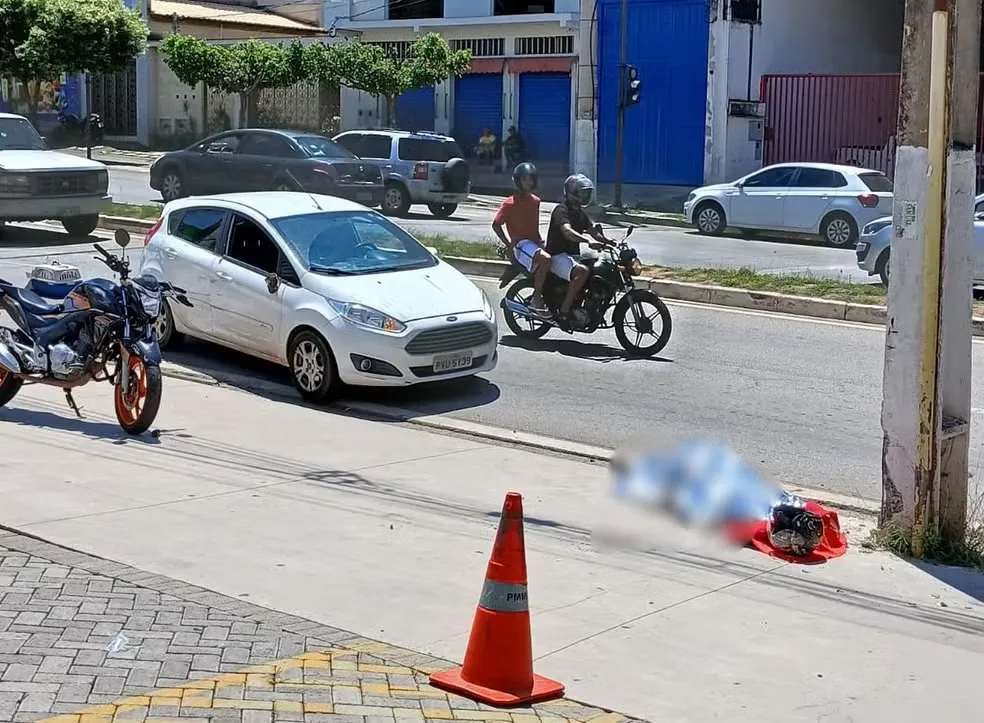 Motociclista de 71 anos morre após bater em carro e atingir poste em Coronel Fabriciano