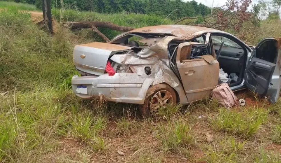 Casal morre após carro sair da pista e capotar na BR-354, em Santa Rosa da Serra MG