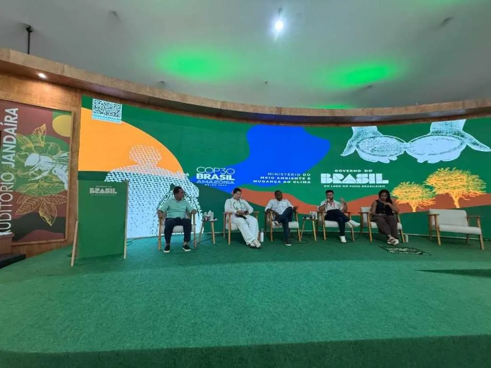 Marco Antônio Lage apresentou Itabira como um microcosmo do Brasil minerado, lembrando que a atividade extrativa moldou historicamente tanto o território quanto as desigualdades urbanas.