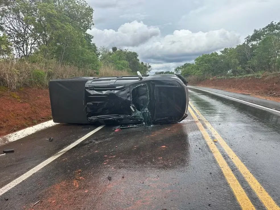 Duas pessoas ficam feridas em tombamento de caminhonete na BR-365, em Claro dos Poções MG
