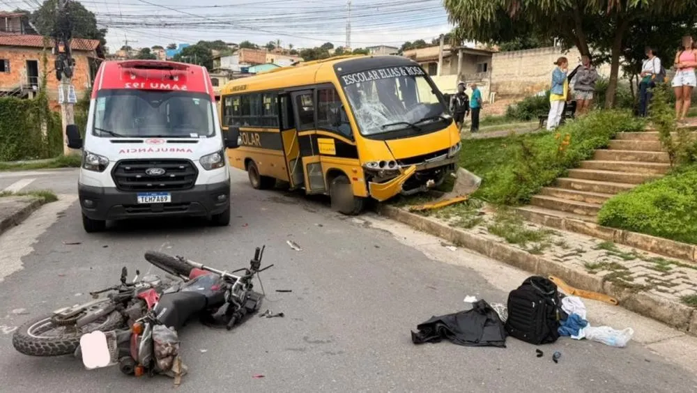 Motociclista morre após batida com van escolar em Santa Luzia