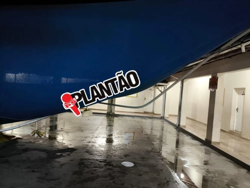 O toldo do pátio da Escola Municipal Trajano Procópio caiu com a chuva