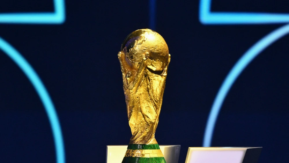 Troféu da Copa do Mundo durante o sorteio da edição de 2026
