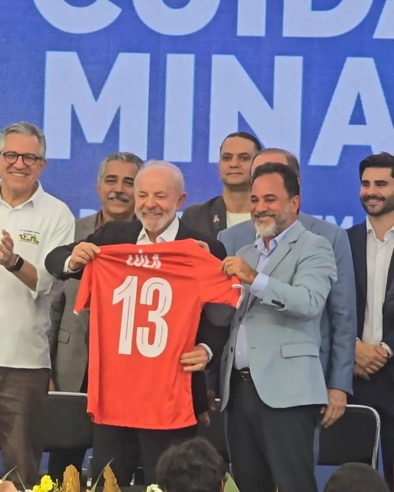 Lula posa com camisa do Valeriodoce ao lado do prefeito de Itabira, Marco Antônio Lage