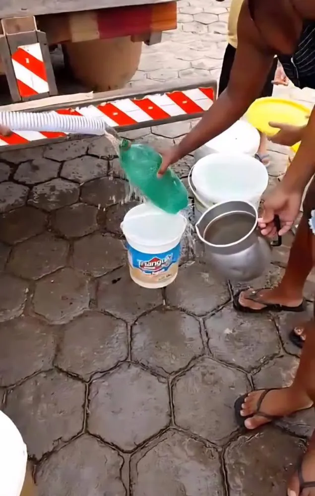 Fazendeiro disponibilizou um caminhão Pipa para pessoas no alto da Vila Marília Costa em Santa Maria de Itabira