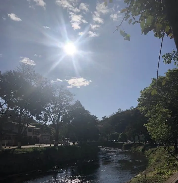 A presença do sol forte e o céu aberto predominante deixam o clima quente