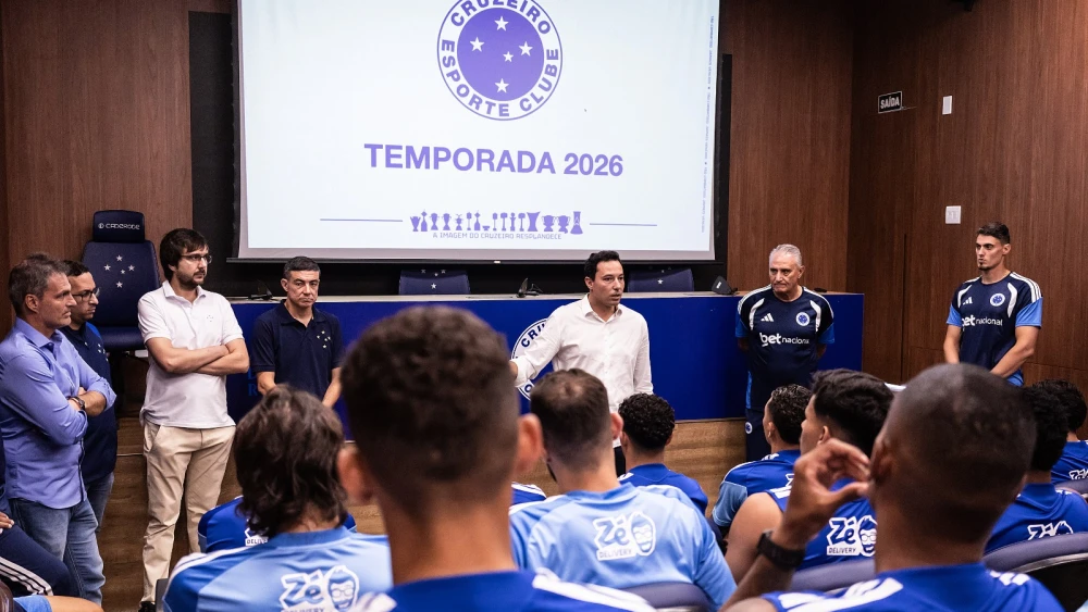 Diretoria e comissão técnica do Cruzeiro reunidos com jogadores na Toca da Raposa II
