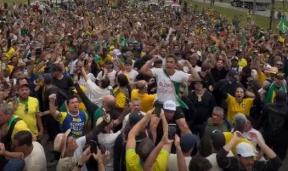 Nikolas Ferreira foi carregado por manifestantes durante o ato final de sua caminhada até Brasília