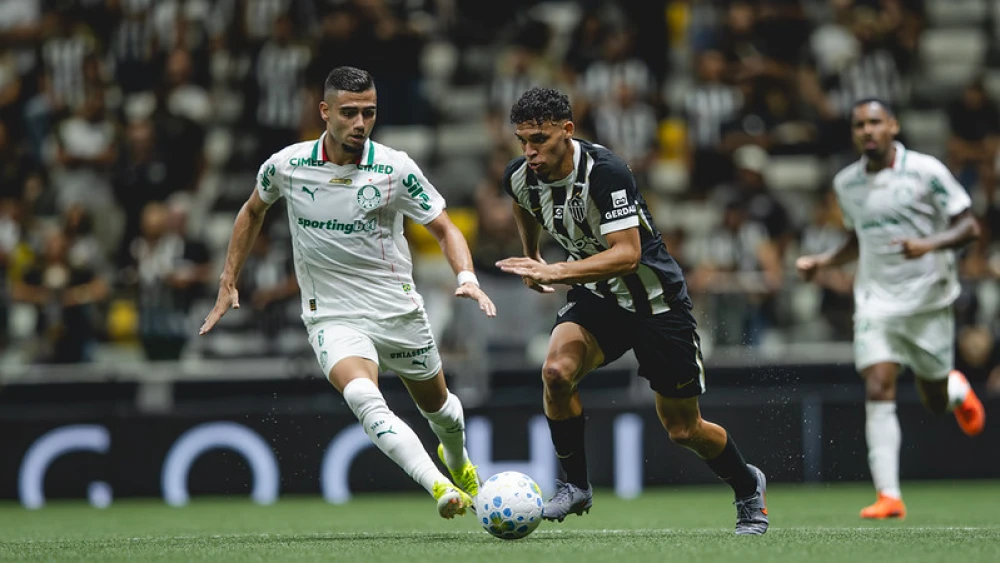  Andreas Pereira, do Palmeiras, e Victor Hugo, do Atlético - Pedro Souza / Atléico