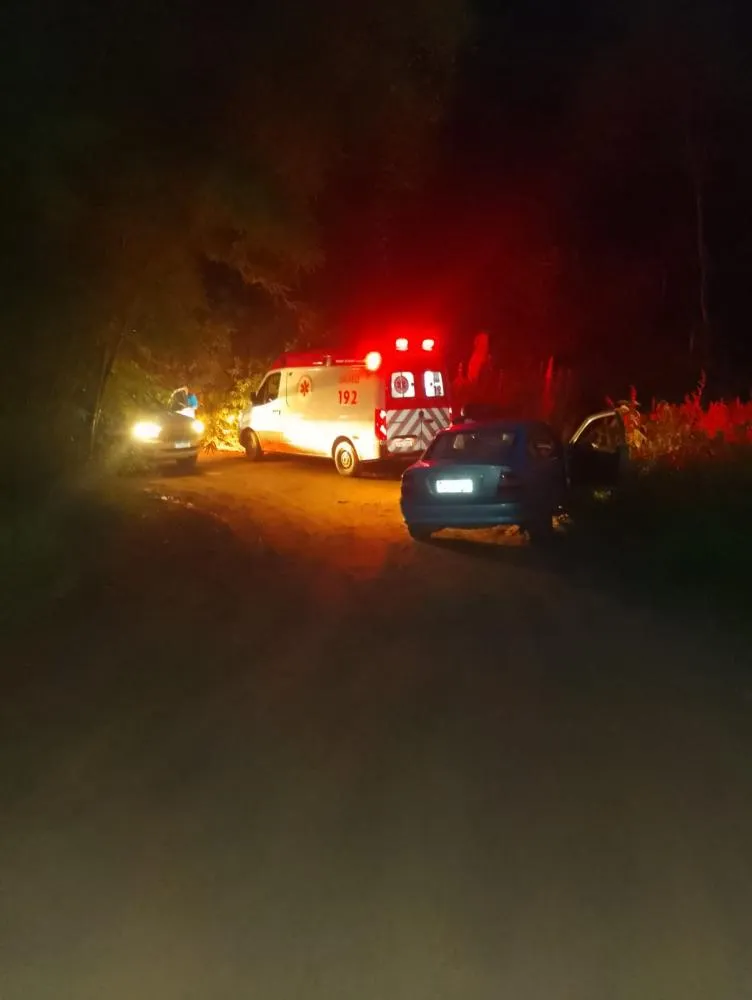 Ambulância do SAMU fica garrada no barro em estrada de Itauninha