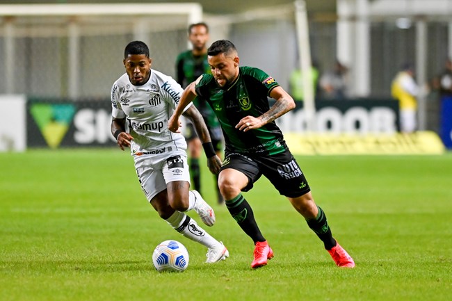O lateral esquerdo João Paulo fez o primeiro gol, e Carlos Alberto, aos 48 do segundo tempo decretou a vitória americana.