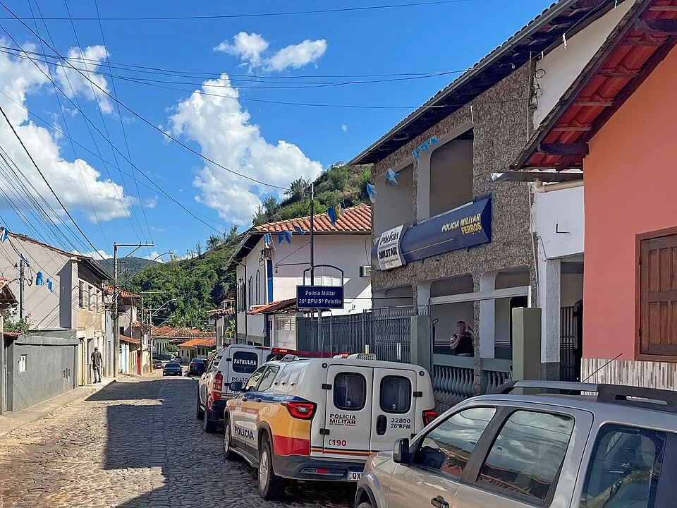 Rua Santana com a unidade da Polícia Militar à direita, Ferros MG.
