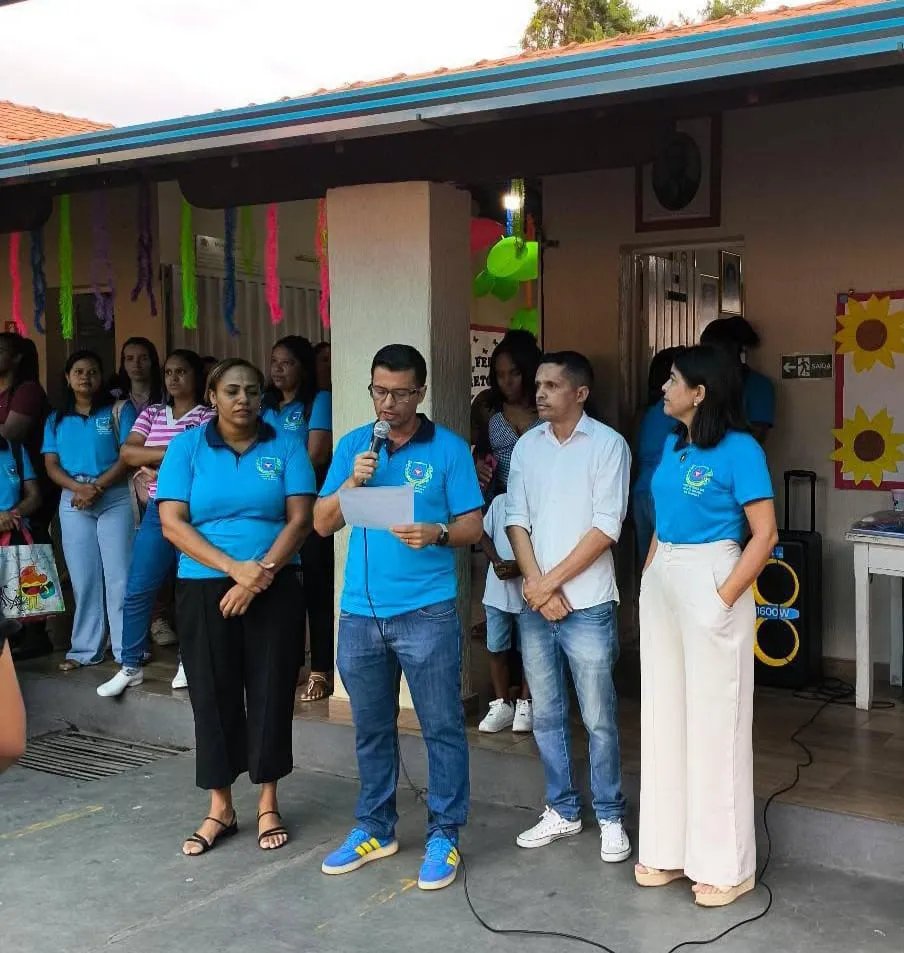 Na foto prefeito André, vice Renata, Márcia secretaria de educação e vereador Luciano