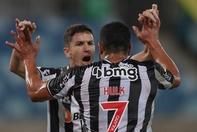 Hulk e Nacho celebram o gol marcado