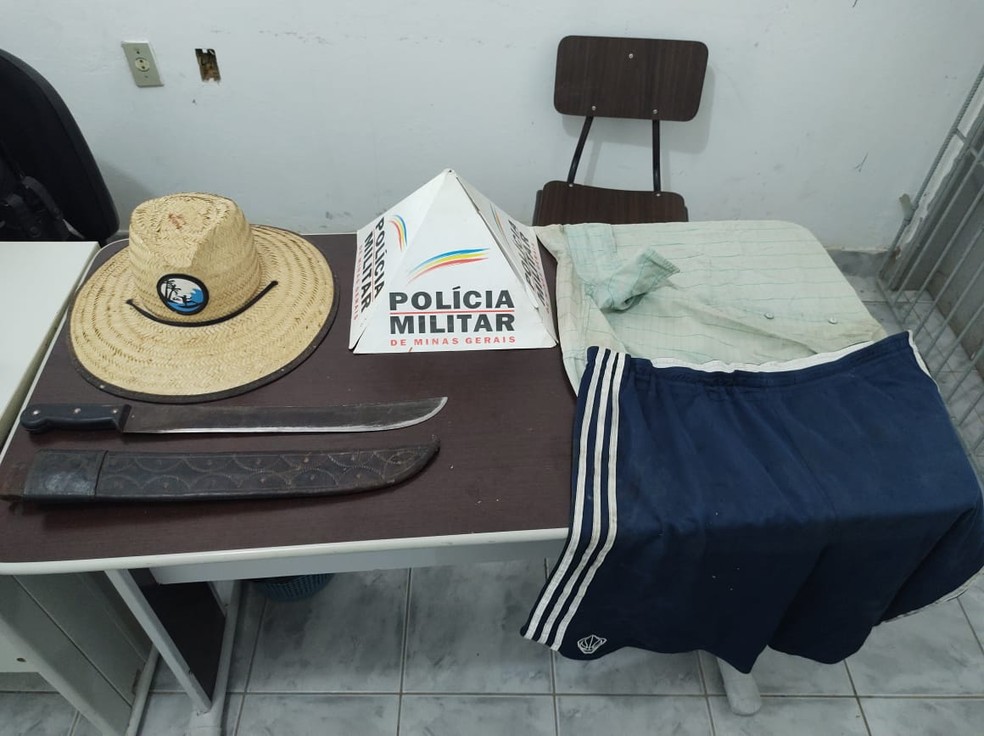 Facão usado no crime e vestes sujas de sangue foram apreendidas — Foto: Polícia Militar/Divulgação