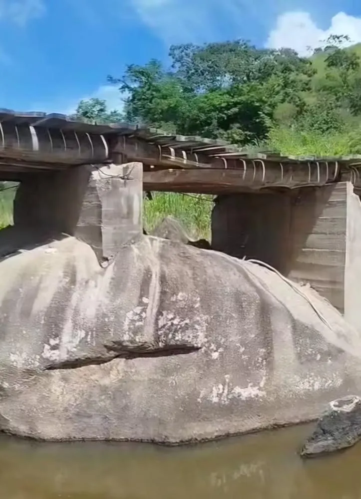 Ponte na divisa entre Bahia e Minas Gerais é interditada após risco de desabamento; localidades são impactadas com bloqueio