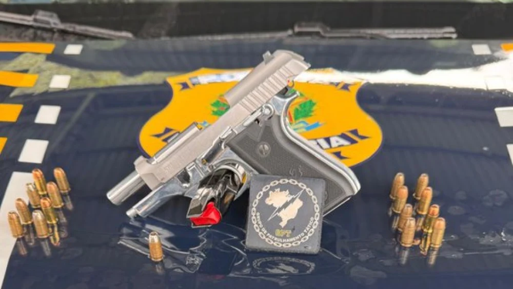 Pistola calibre .380 foi apreendida pela PRF