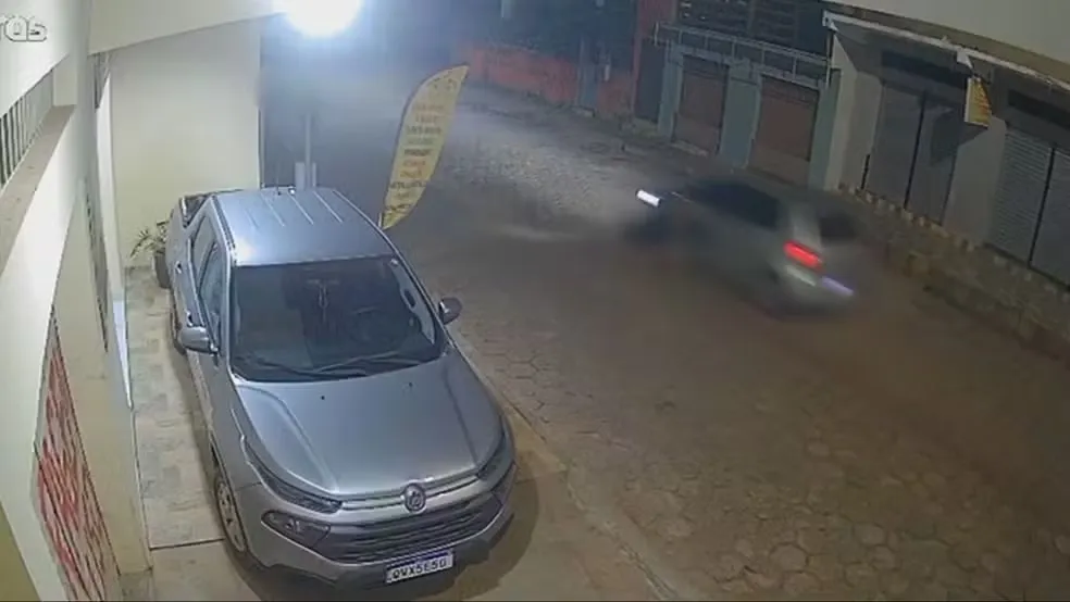 Homem arrasta ex-namorada por 400 metros com carro e foge em MG — Foto: Circuito de segurança