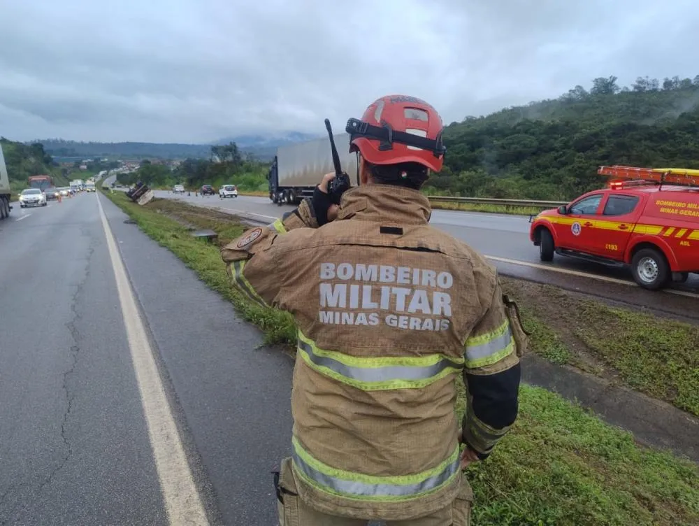 Caminhão-tanque carregado com combustível se envolve em acidente na BR-262, em Juatuba