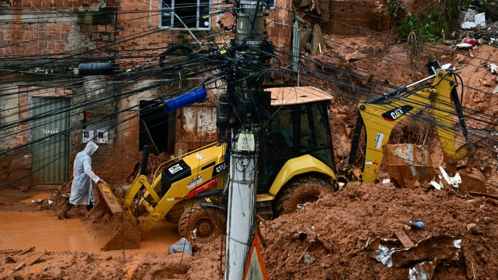 Cidades da Zona da Mata de Minas estão debaixo d'água e de muita lama